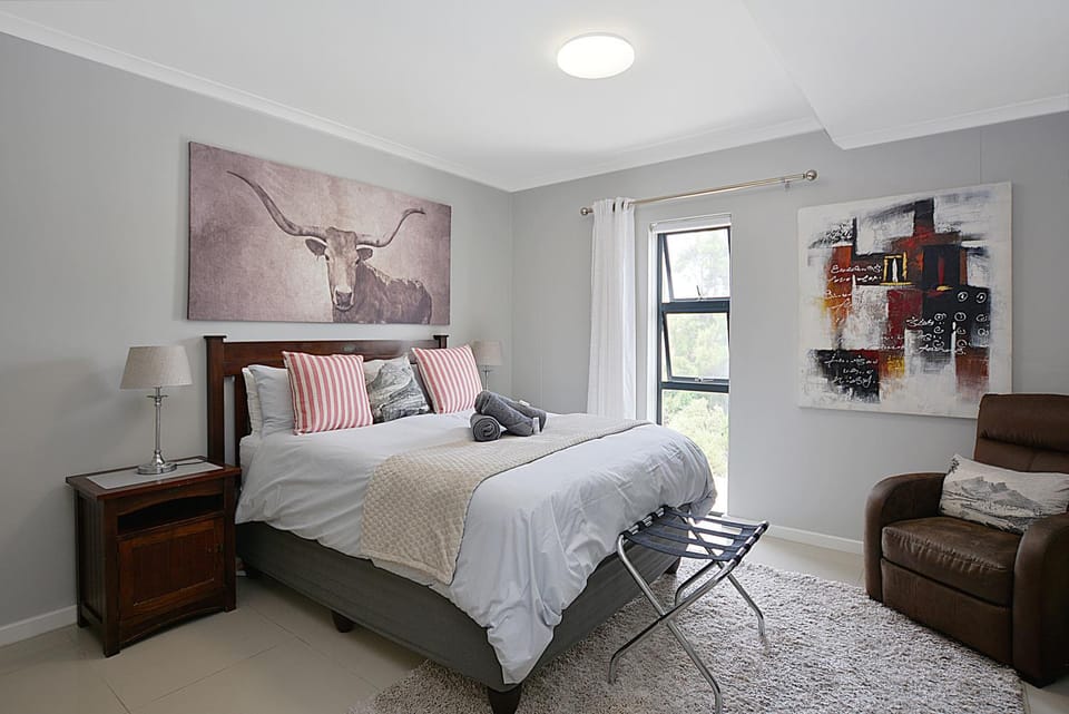 Photo of the whole room, Seating area, Bedroom