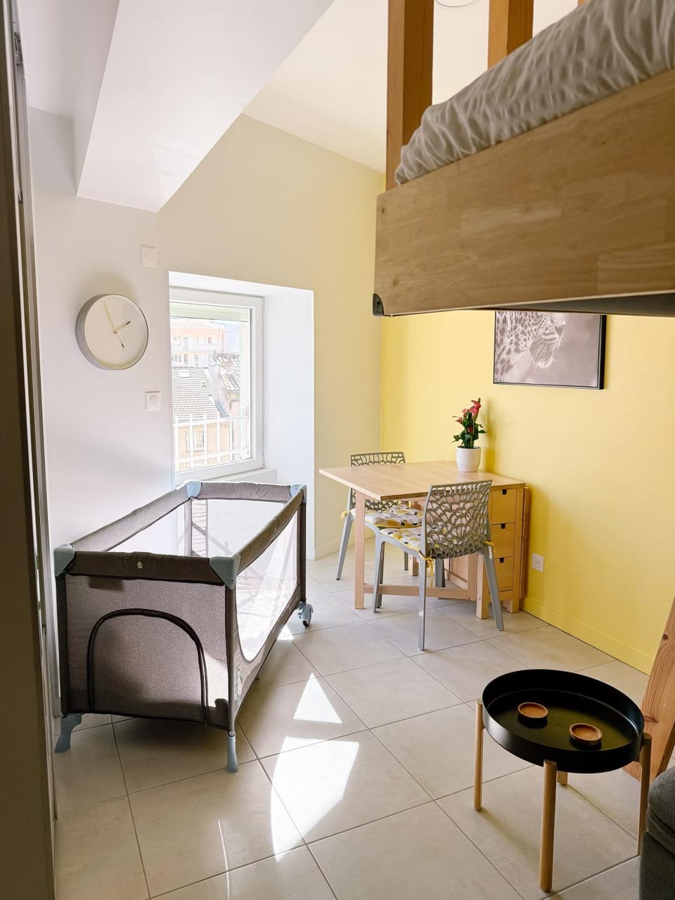 Bed, Dining area, cot