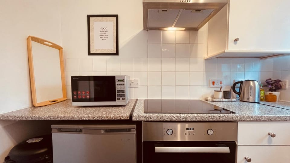 microwave, stove, kitchen