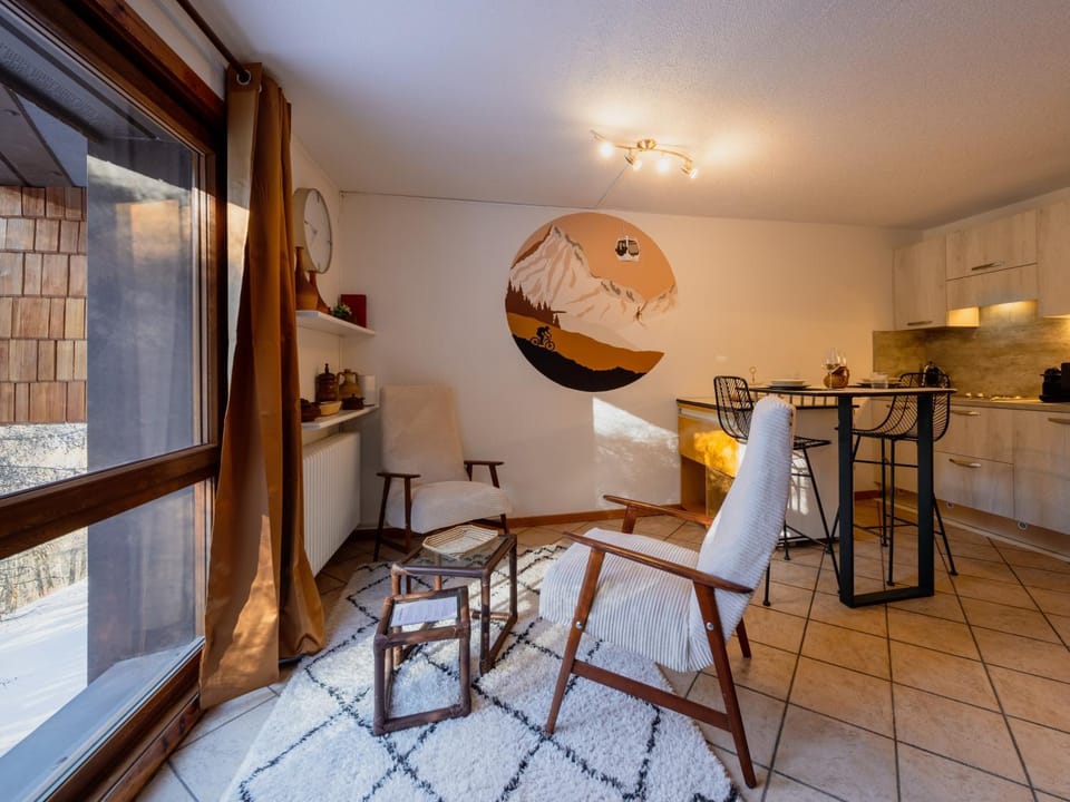 Kitchen or kitchenette, Living room, Seating area, Dining area