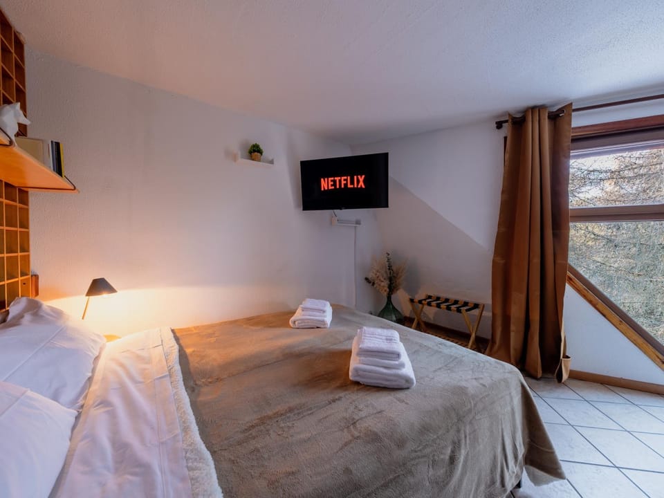 Bed, TV and multimedia, towels