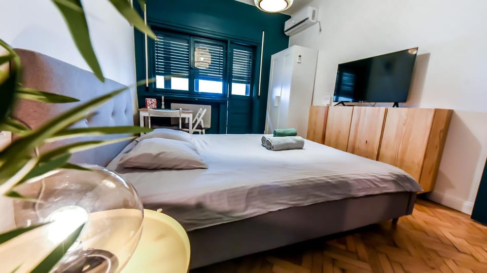 Photo of the whole room, Bedroom