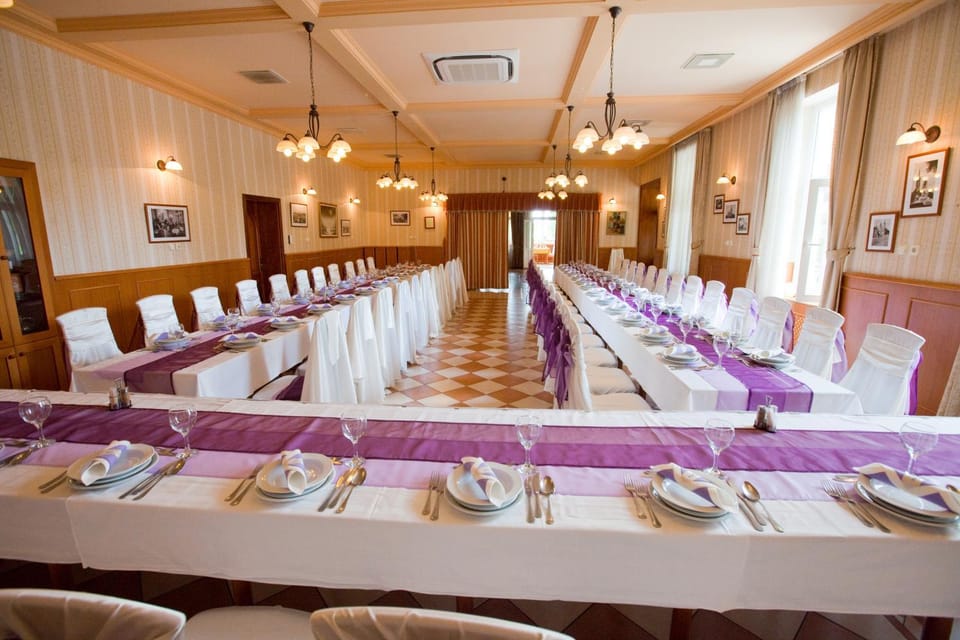 Restaurant/places to eat, Banquet/Function facilities