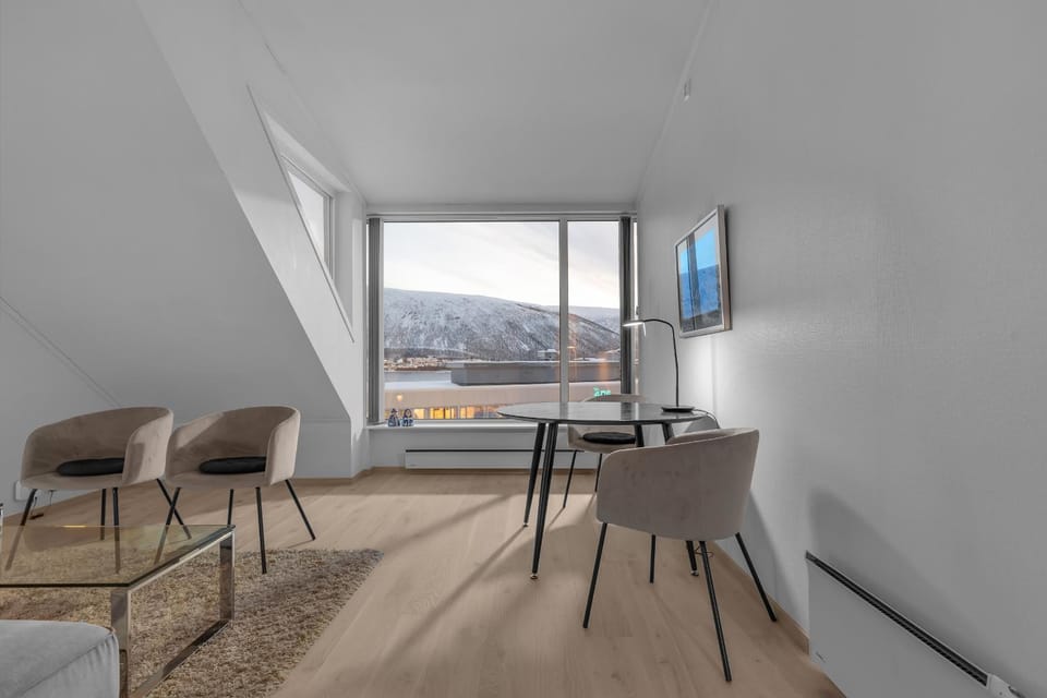 View (from property/room), Seating area, Dining area, City view, Mountain view