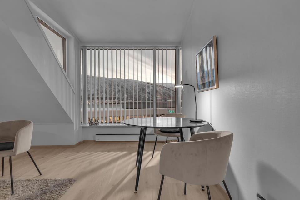 Seating area, Dining area, Mountain view