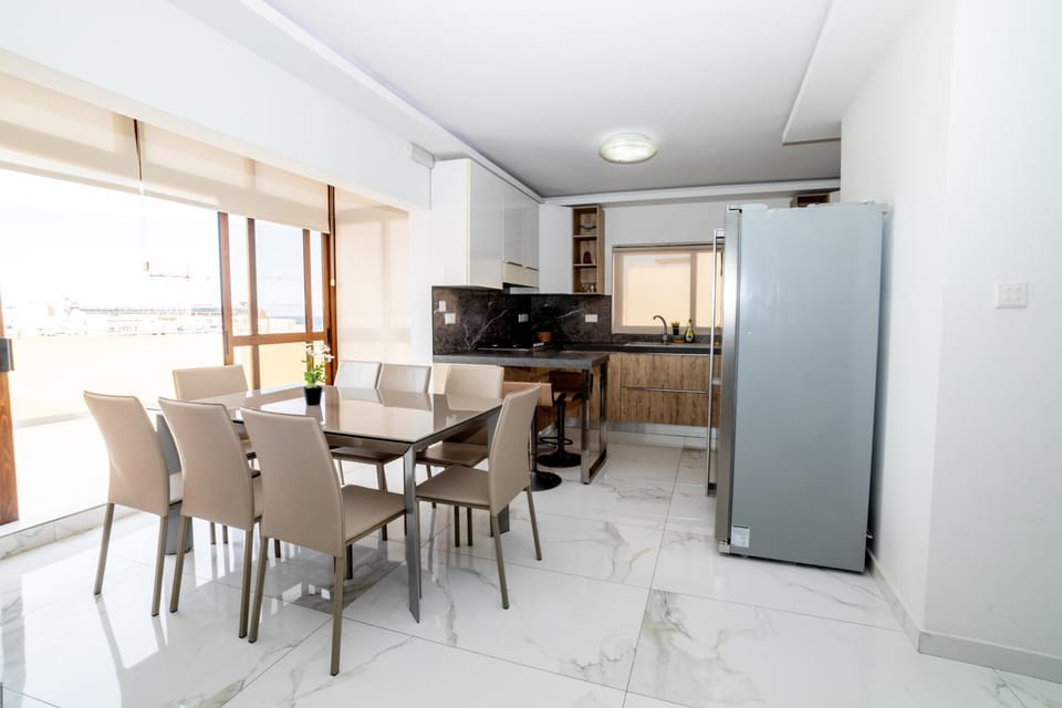 Peaceful Penthouse 3 bed with views - by HostMT Apartment in Saint Paul's Bay