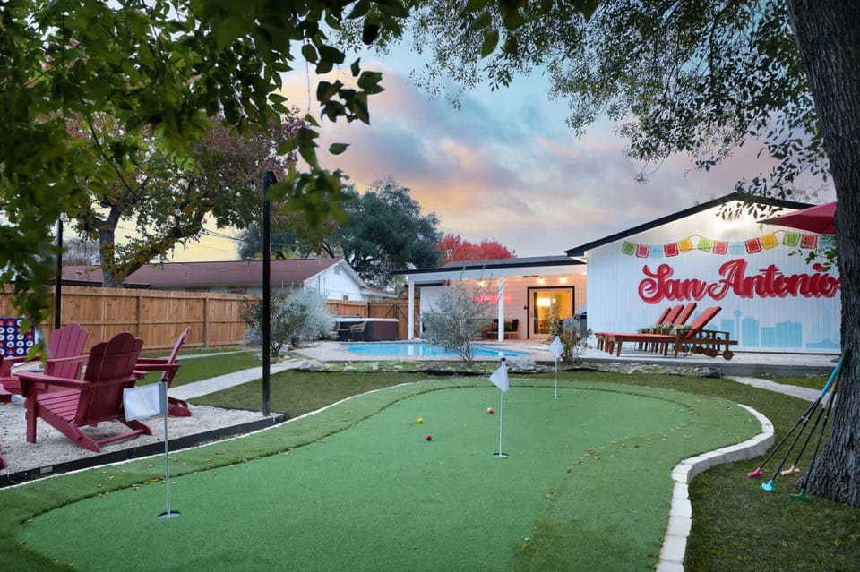 Starcrest 4 Br Haven Pool Hot Tub Putt Putt Arcade House in San Antonio