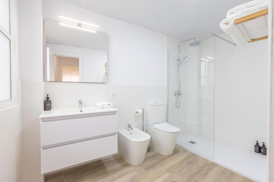Shower, Toilet, Bathroom, bidet, towels