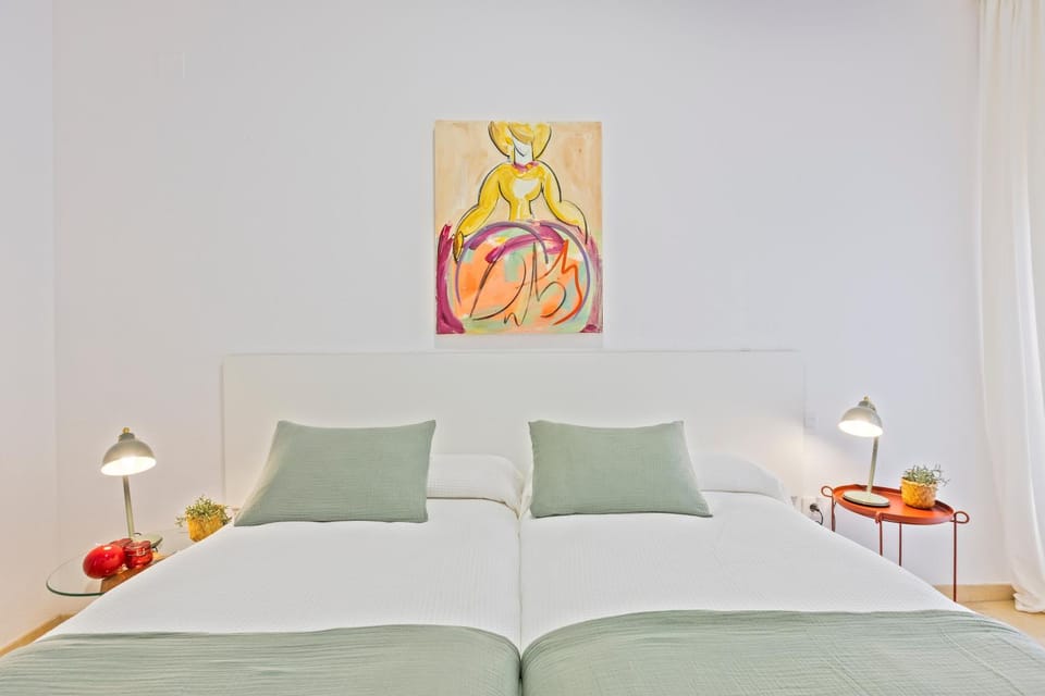 Bed, Photo of the whole room, Decorative detail, Bedroom