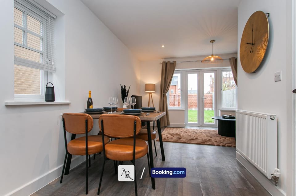 Coffee/tea facilities, Kitchen or kitchenette, Living room, Seating area, Dining area