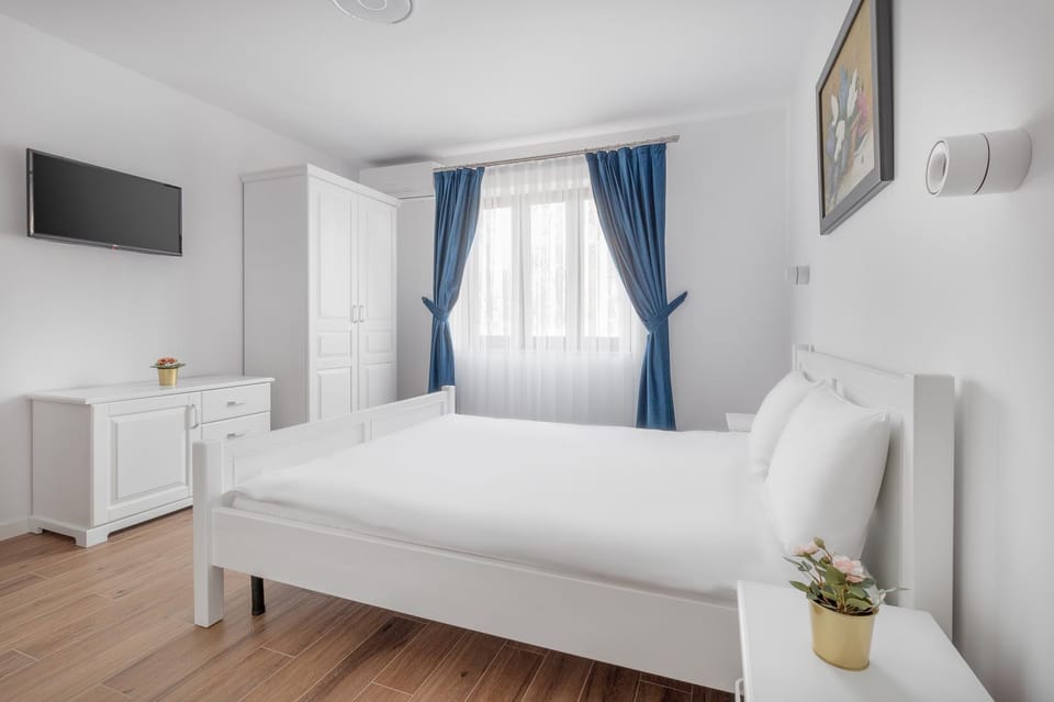Bed, TV and multimedia, Photo of the whole room, Bedroom