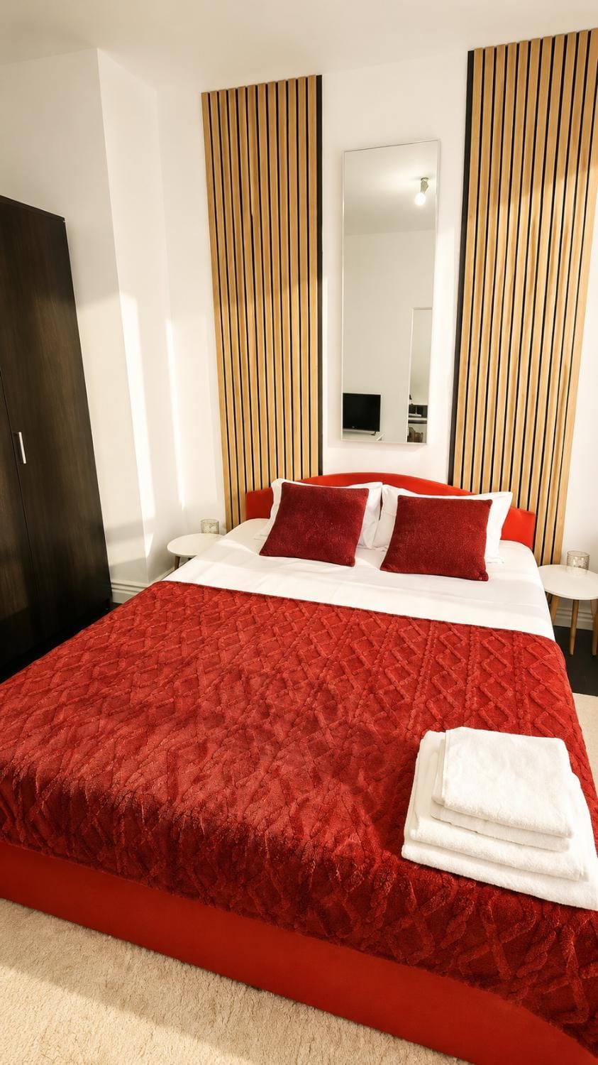 Bed, Photo of the whole room, towels
