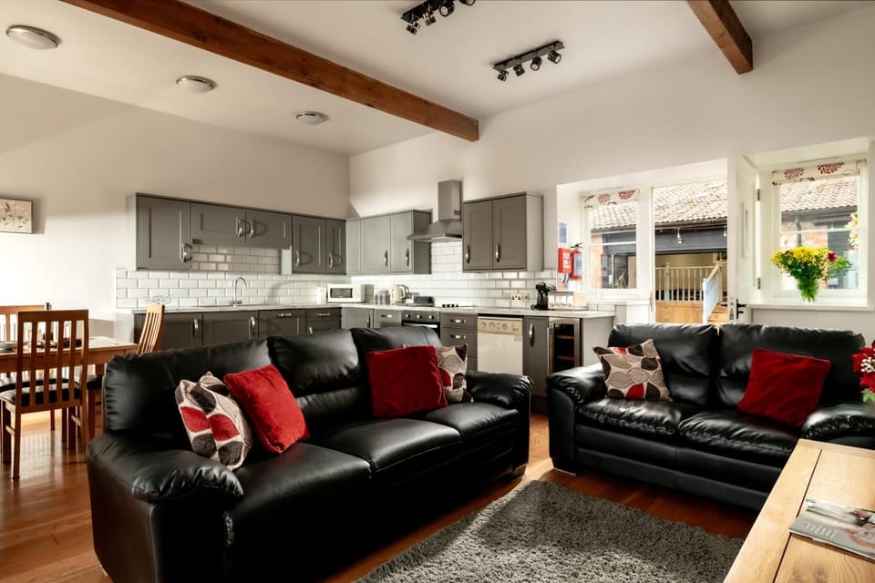 Kitchen or kitchenette, Living room, Seating area, Dining area