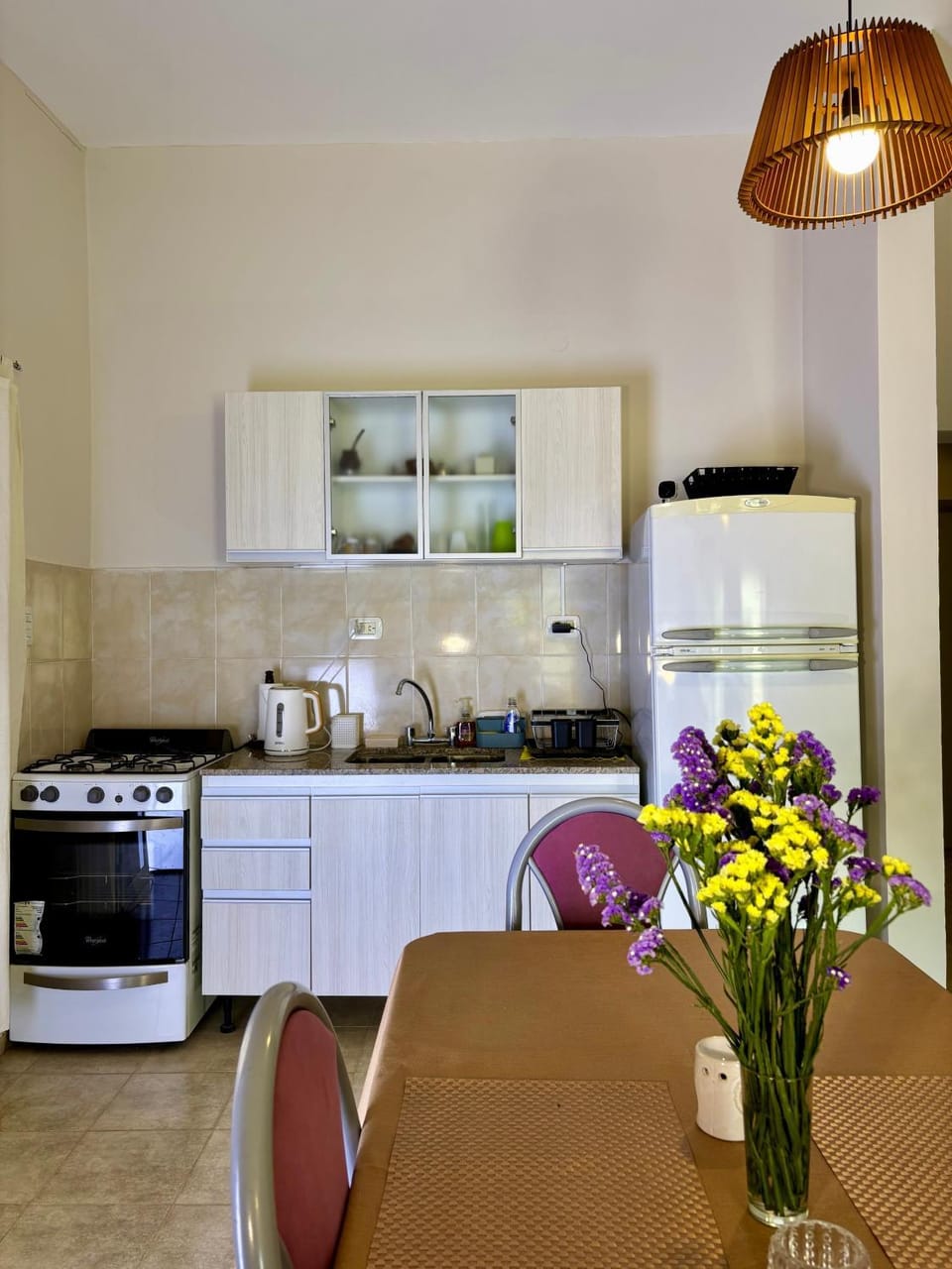Coffee/tea facilities, Kitchen or kitchenette, Dining area, oven, stove, toaster