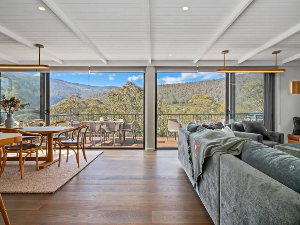 Balcony/Terrace, Living room, Seating area, Dining area, Mountain view
