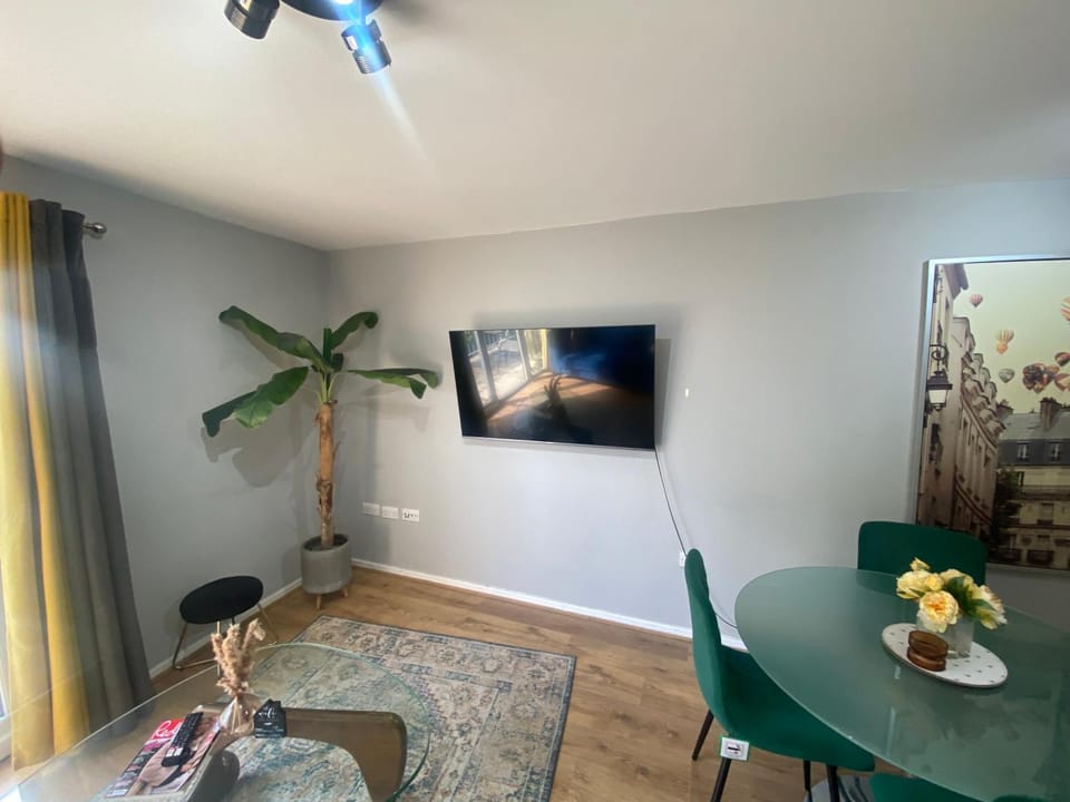 MCR-2bed2bathAptParkingLUX Canal Apartment in Manchester