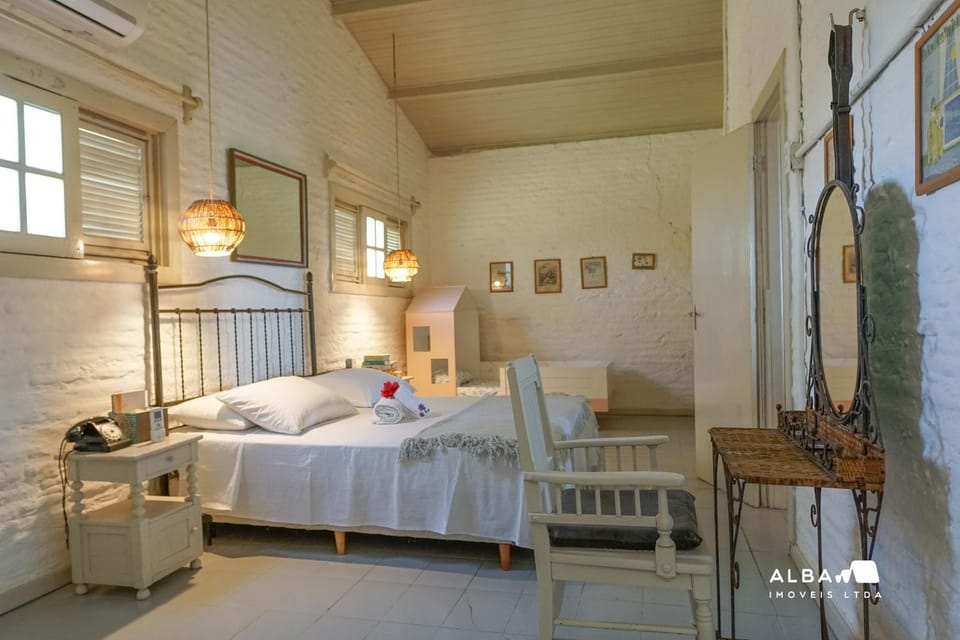 Bed, Photo of the whole room, Decorative detail, Bedroom, air conditioner