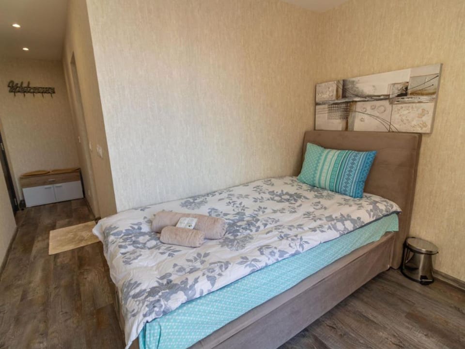 Bed, Photo of the whole room, towels