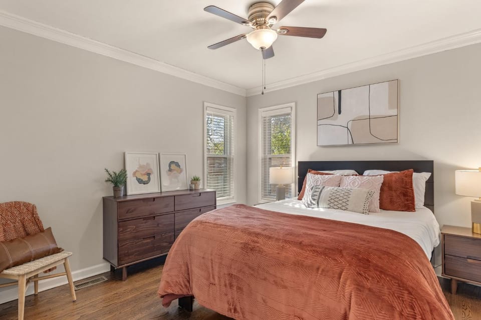 Photo of the whole room, Bedroom