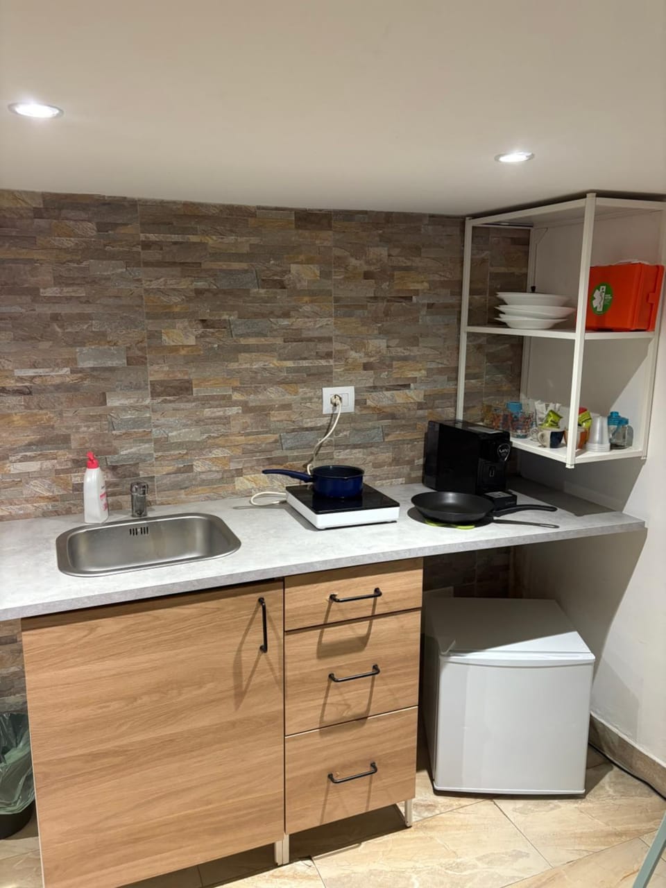 Kitchen or kitchenette, minibar, stove