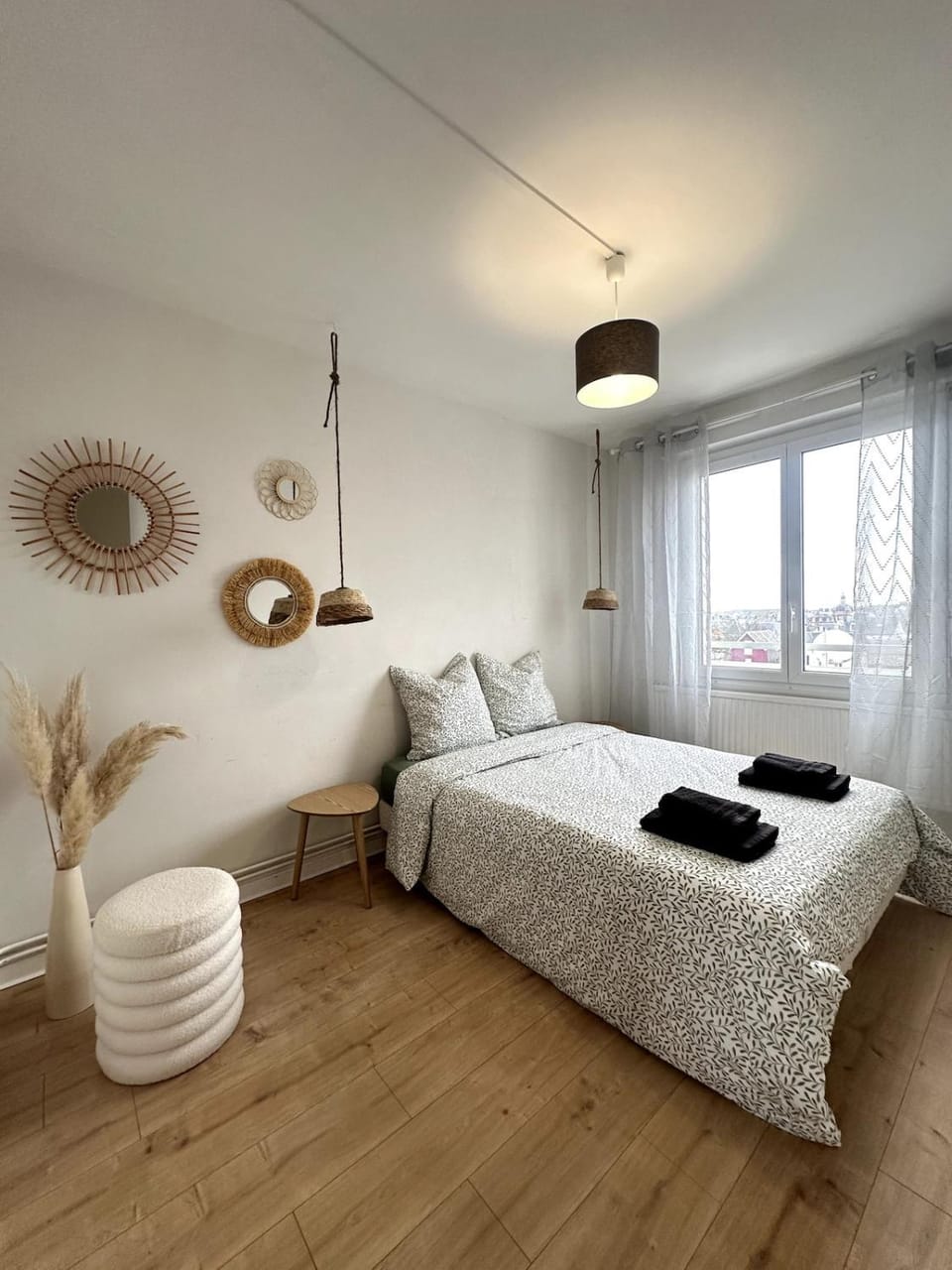 Bed, Photo of the whole room, Bedroom, towels