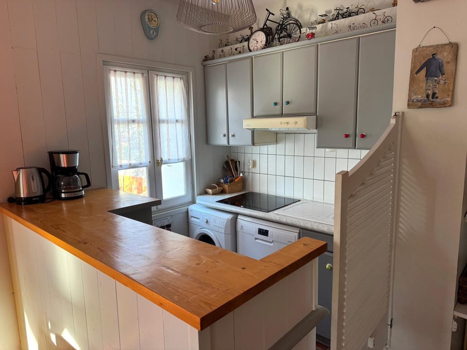 Coffee/tea facilities, Kitchen or kitchenette, dishwasher, stove