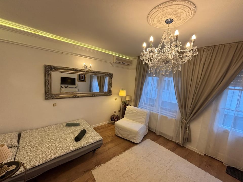 Photo of the whole room, air conditioner