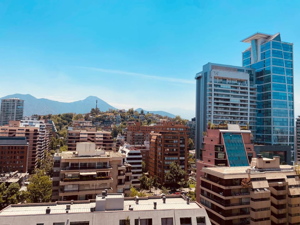 Gran terraza con vistas a la cordillera barrio El Golf Apartment in Providencia