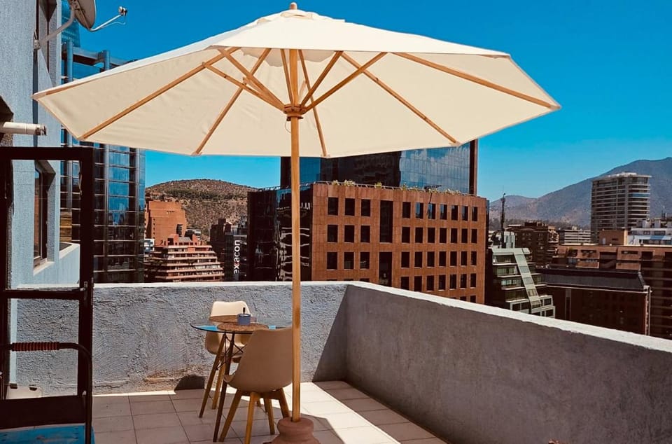 Gran terraza con vistas a la cordillera barrio El Golf Apartment in Providencia