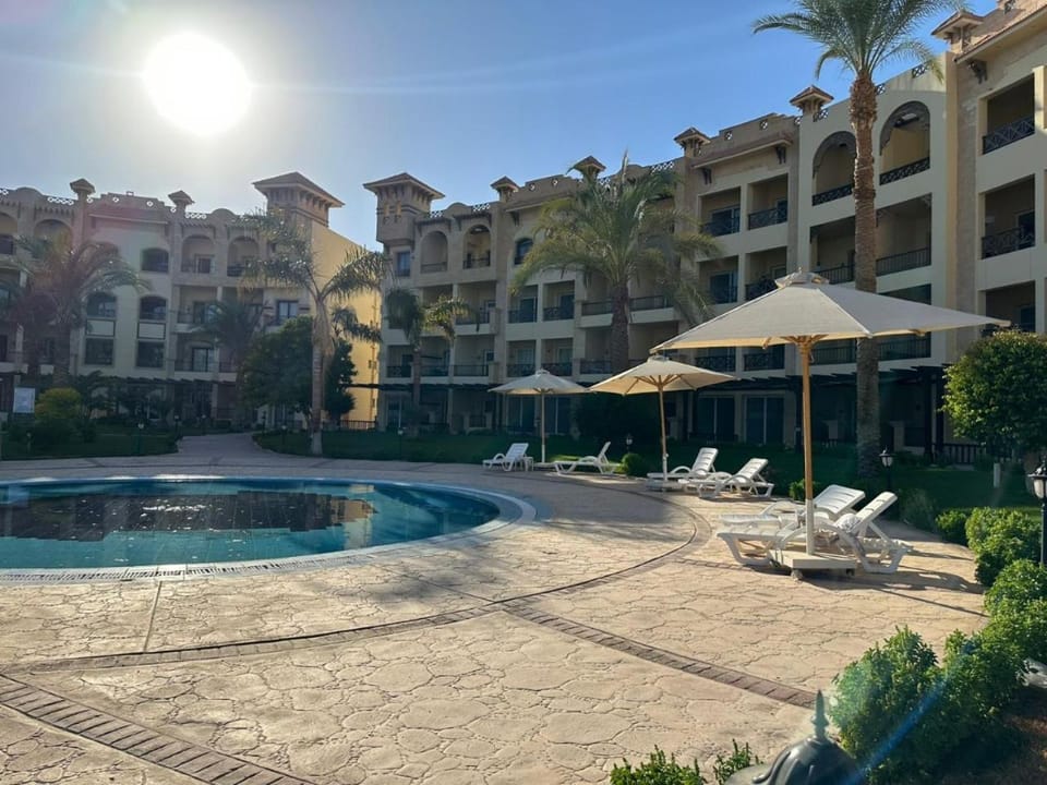 Property building, Patio, Day, Pool view, Swimming pool, sunbed