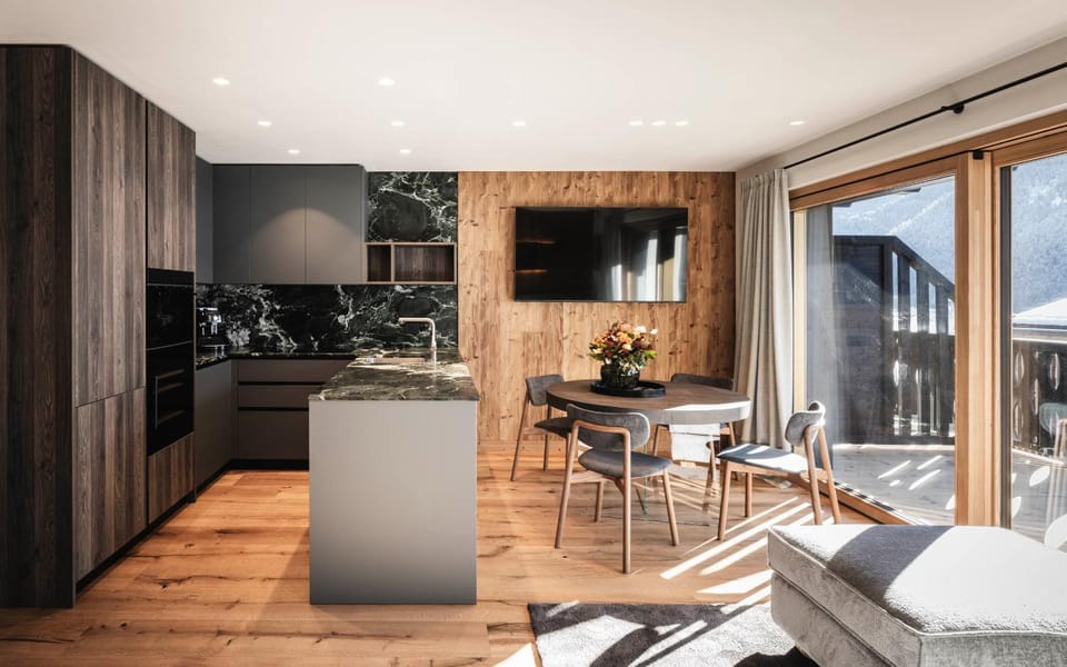 TV and multimedia, Kitchen or kitchenette, Living room, Seating area, Dining area, minibar, oven, pet friendly, stove