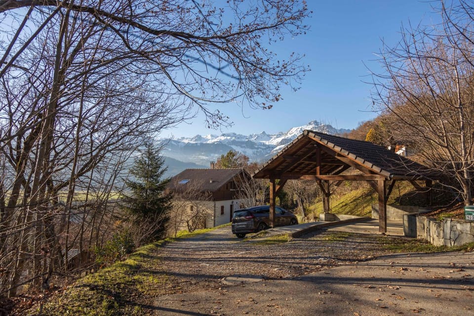 Neighbourhood, Natural landscape, Mountain view, Parking