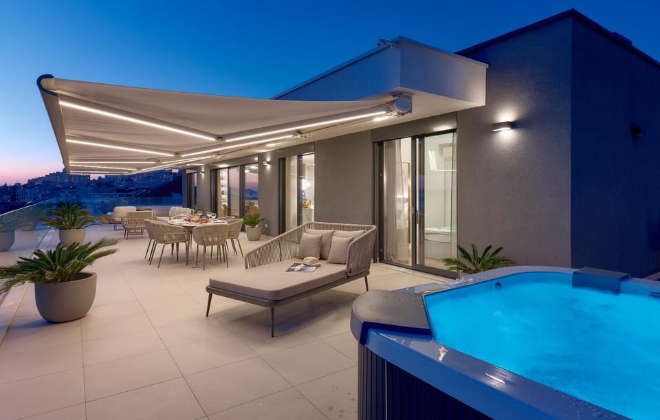 Natural landscape, Hot Tub, View (from property/room), Balcony/Terrace, Seating area