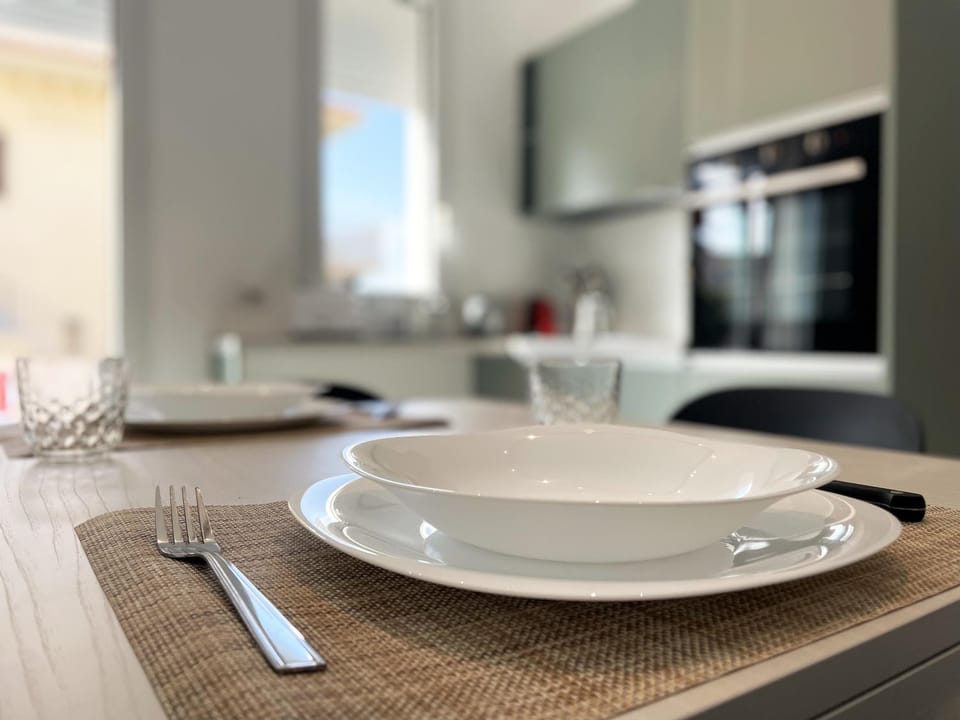 Kitchen or kitchenette, Food and drinks, Dining area, Food, stove