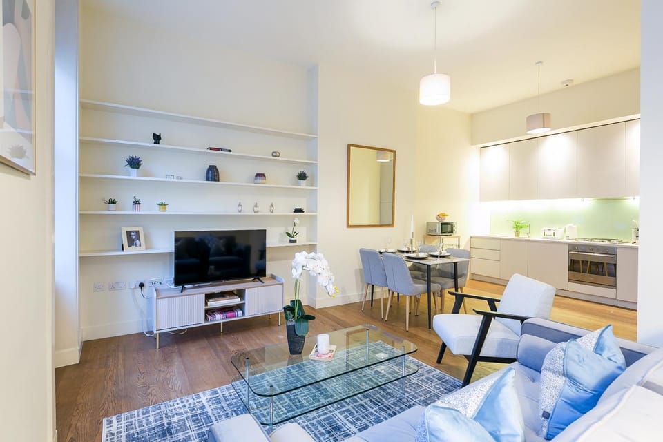 TV and multimedia, Kitchen or kitchenette, Living room, Seating area, Dining area, Evening entertainment, oven, stove