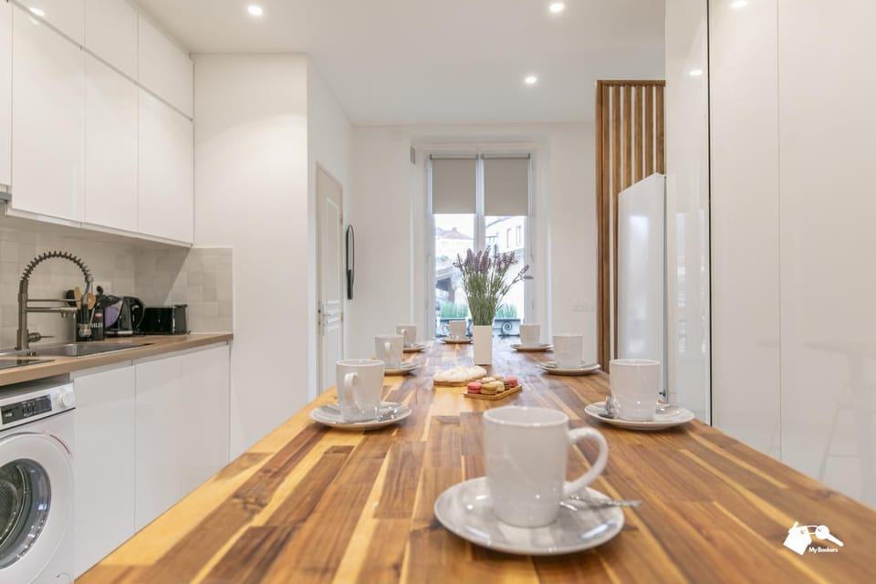 Coffee/tea facilities, Kitchen or kitchenette, Dining area, stove, toaster