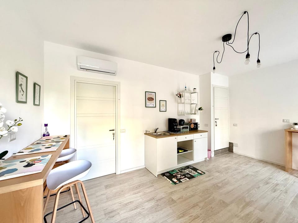 Kitchen or kitchenette, minibar