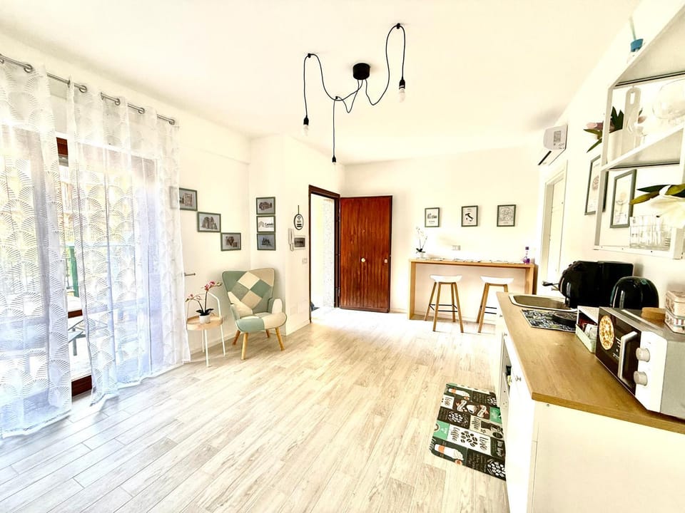 Kitchen or kitchenette, Living room, Seating area, Dining area