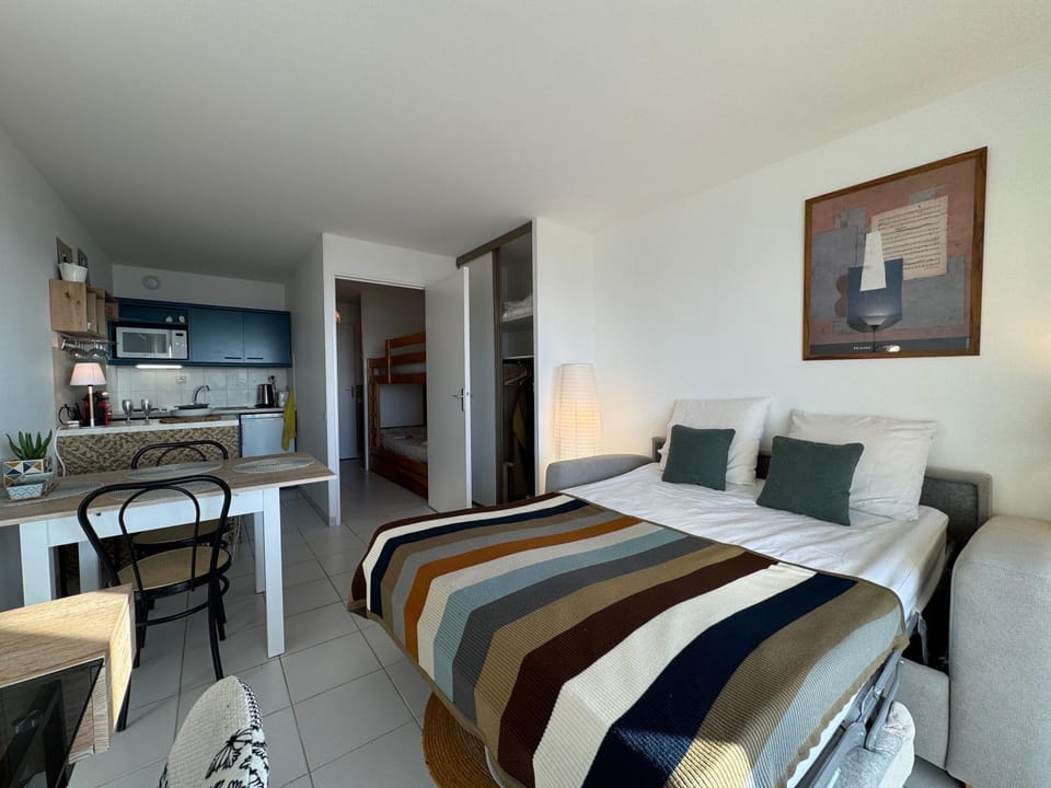 Bed, Living room, Bedroom