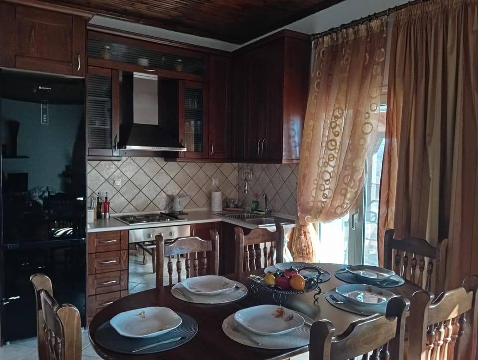 Kitchen or kitchenette, Dining area, stove