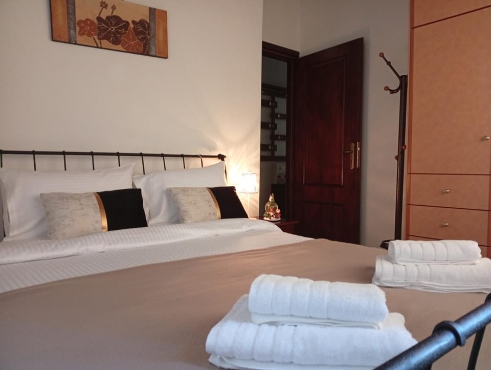 Bed, Bedroom, towels, wardrobe