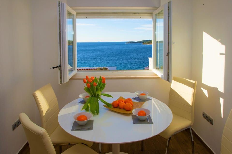 View (from property/room), Dining area, Sea view