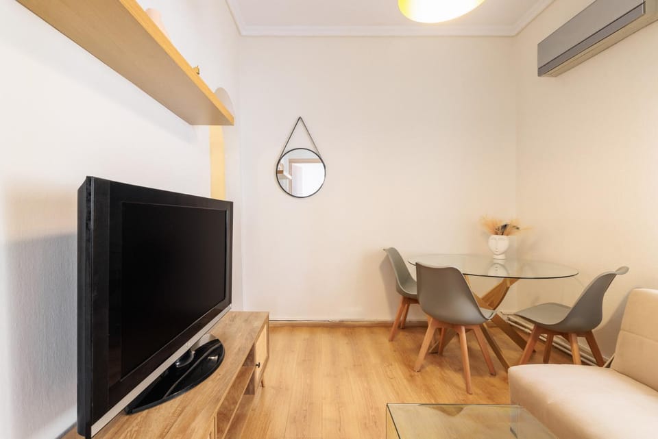TV and multimedia, Seating area, Dining area, air conditioner