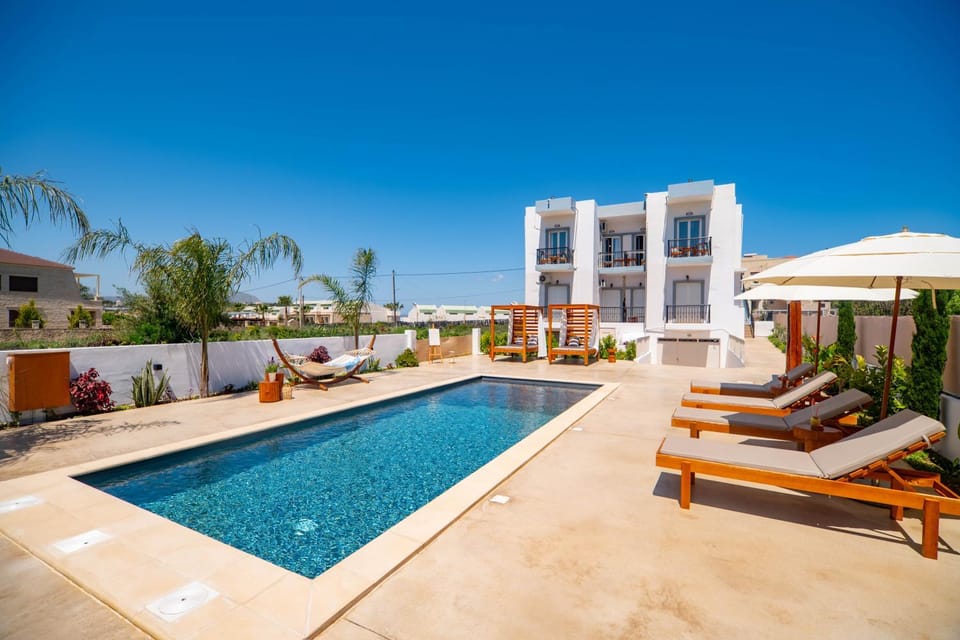 Pool view, Swimming pool, sunbed