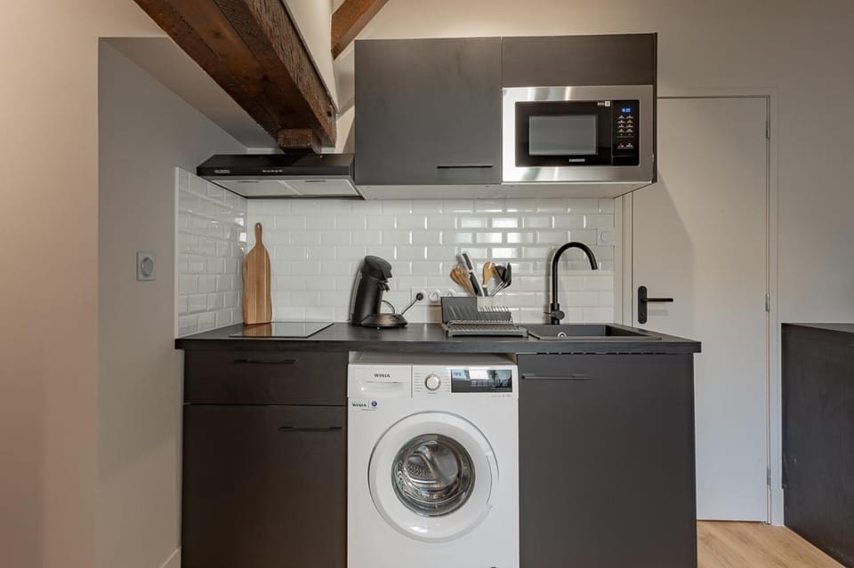 Kitchen or kitchenette, stove, washing machine