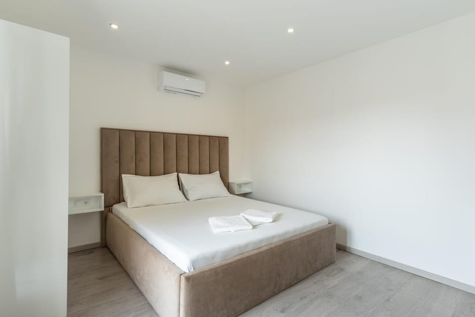 Bed, Bedroom, towels, air conditioner