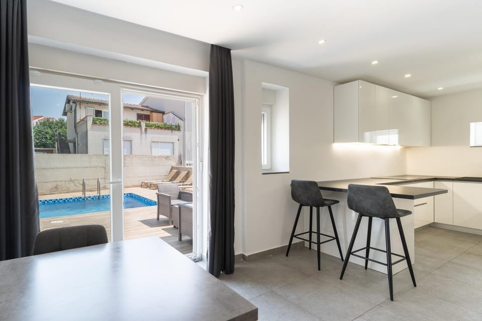 Patio, Kitchen or kitchenette, Living room, Seating area, Dining area, Pool view, Swimming pool, sunbed