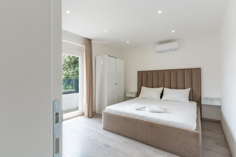 Bed, Bedroom, wardrobe, air conditioner
