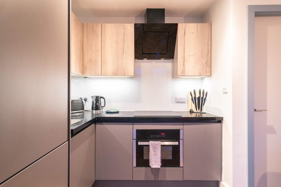 Stunning 2BED Flat in Central Location w Security Apartment in Salford