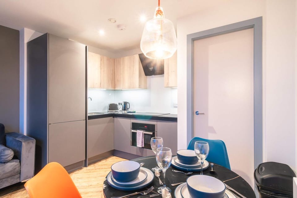 Stunning 2BED Flat in Central Location w Security Apartment in Salford